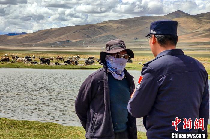 資料圖為民警何宗源在公珠湖了解牧民情況?！↓埿▲P 攝