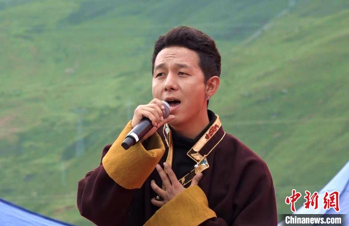 圖為藝人為開幕式獻唱?！∝暽＠?攝