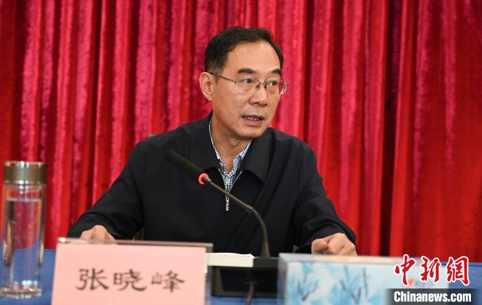 圖為西藏自治區(qū)黨委宣傳部副部長、西藏廣播電視臺(tái)黨組書記張曉峰致辭。　趙朗 攝