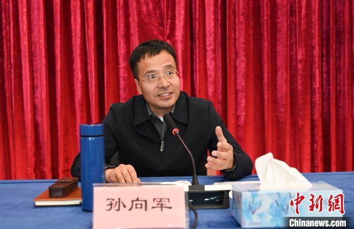 圖為西藏自治區(qū)黨委宣傳部副部長、自治區(qū)社科院黨組書記孫向軍主持活動(dòng)?！≮w朗 攝