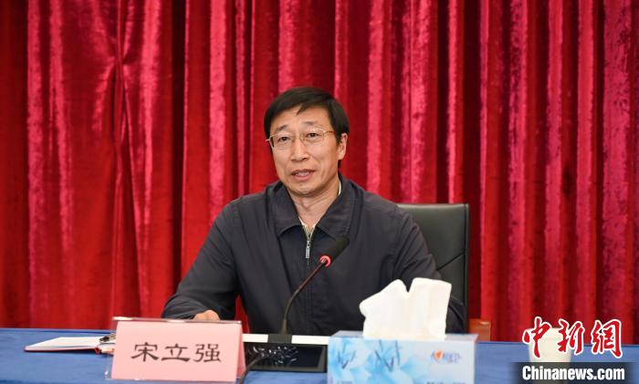 圖為西藏自治區(qū)黨委組織部副部長、第十批援藏干部人才總領(lǐng)隊(duì)宋立強(qiáng)致辭。