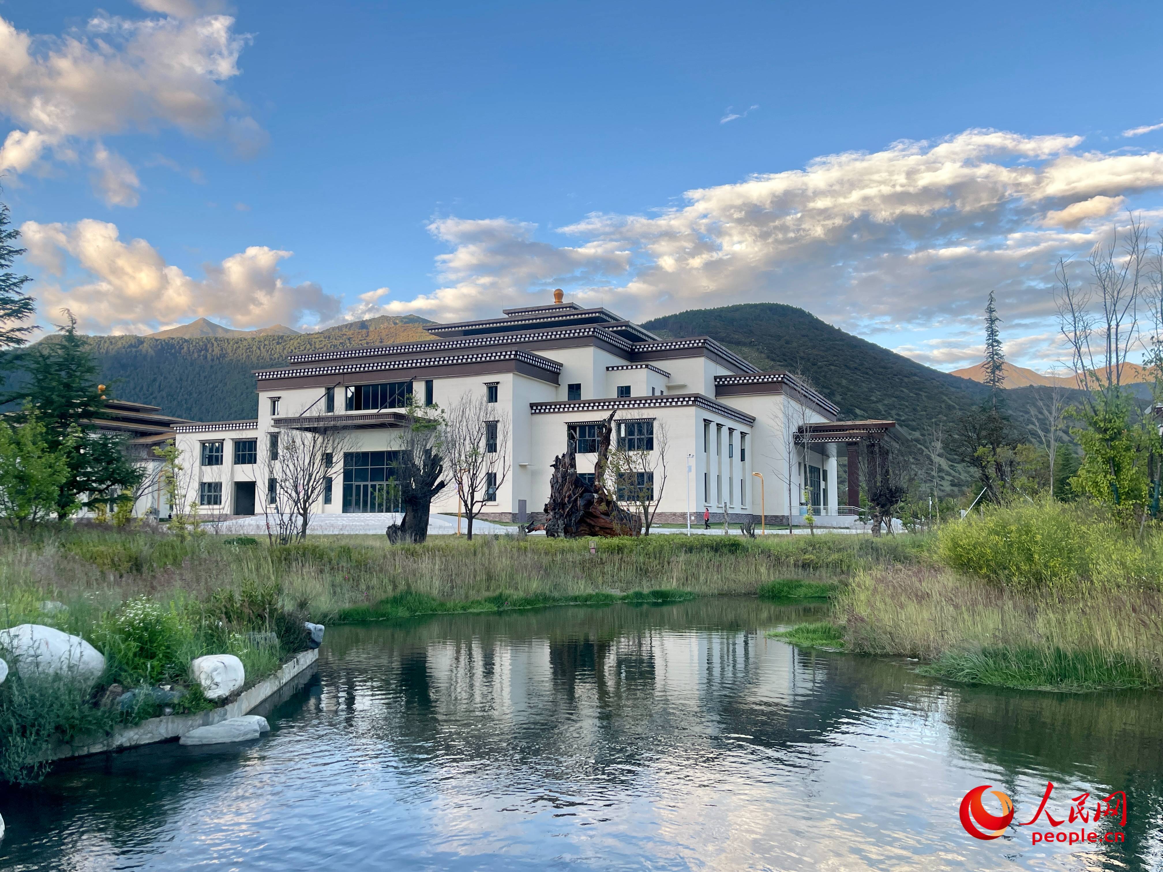 工布公園猶如一幅優(yōu)美畫卷，讓人流連忘返。人民網(wǎng) 周靜圓攝