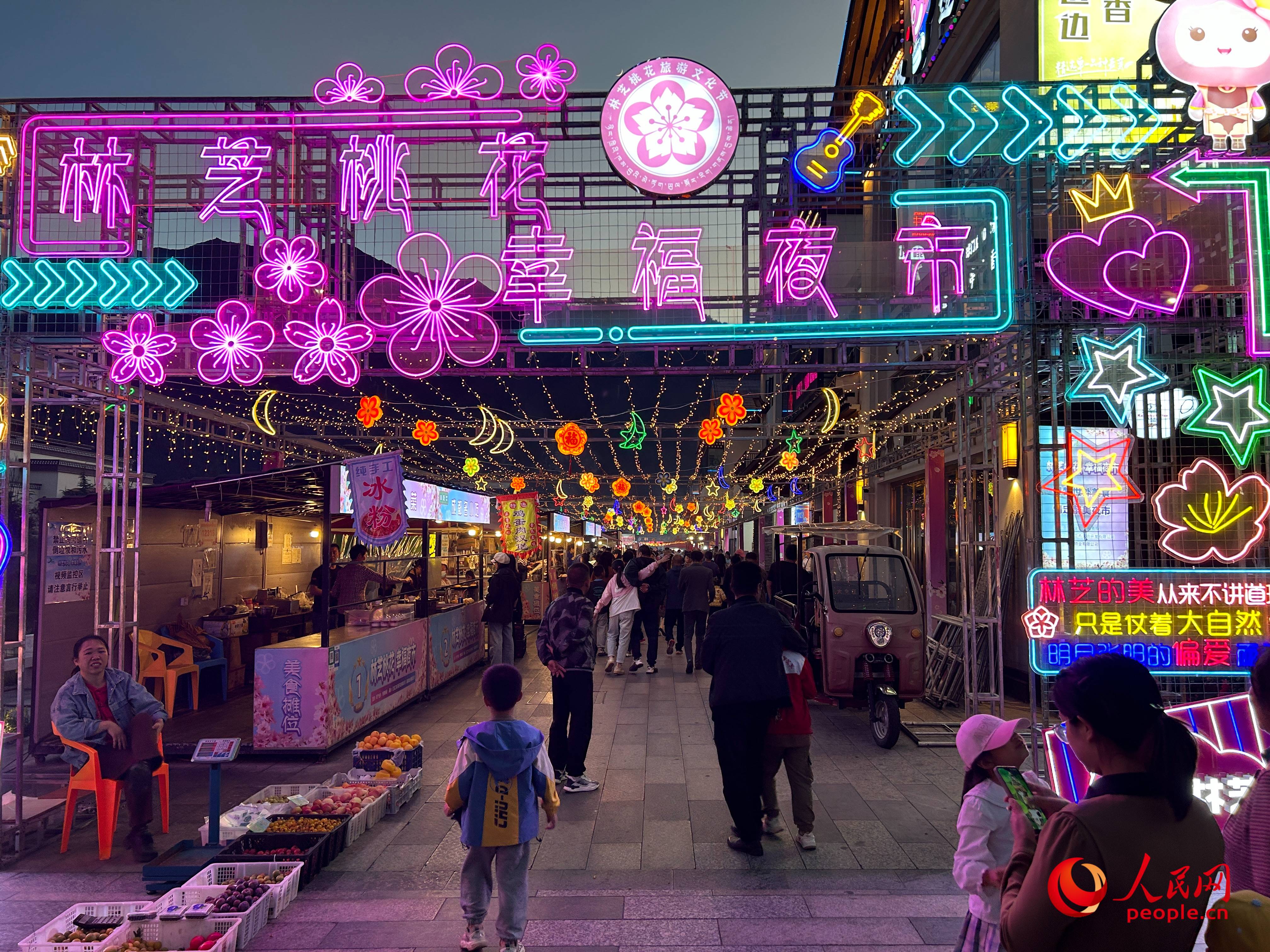 工布公園里的夜市，人來人往。人民網(wǎng) 周靜圓攝