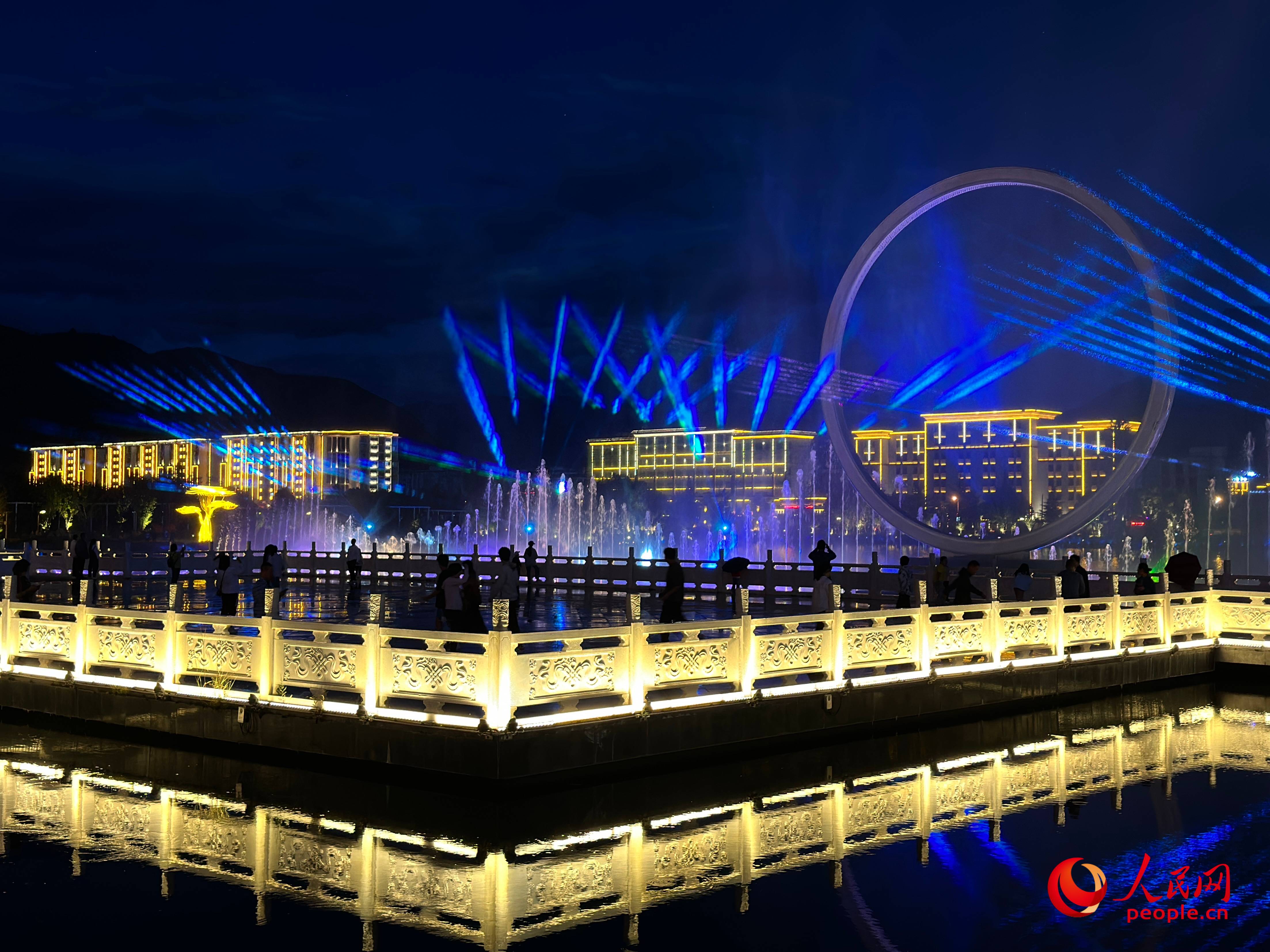 工布公園的音樂水秀噴泉，吸引市民和游客前來拍照打卡。人民網(wǎng) 周靜圓攝