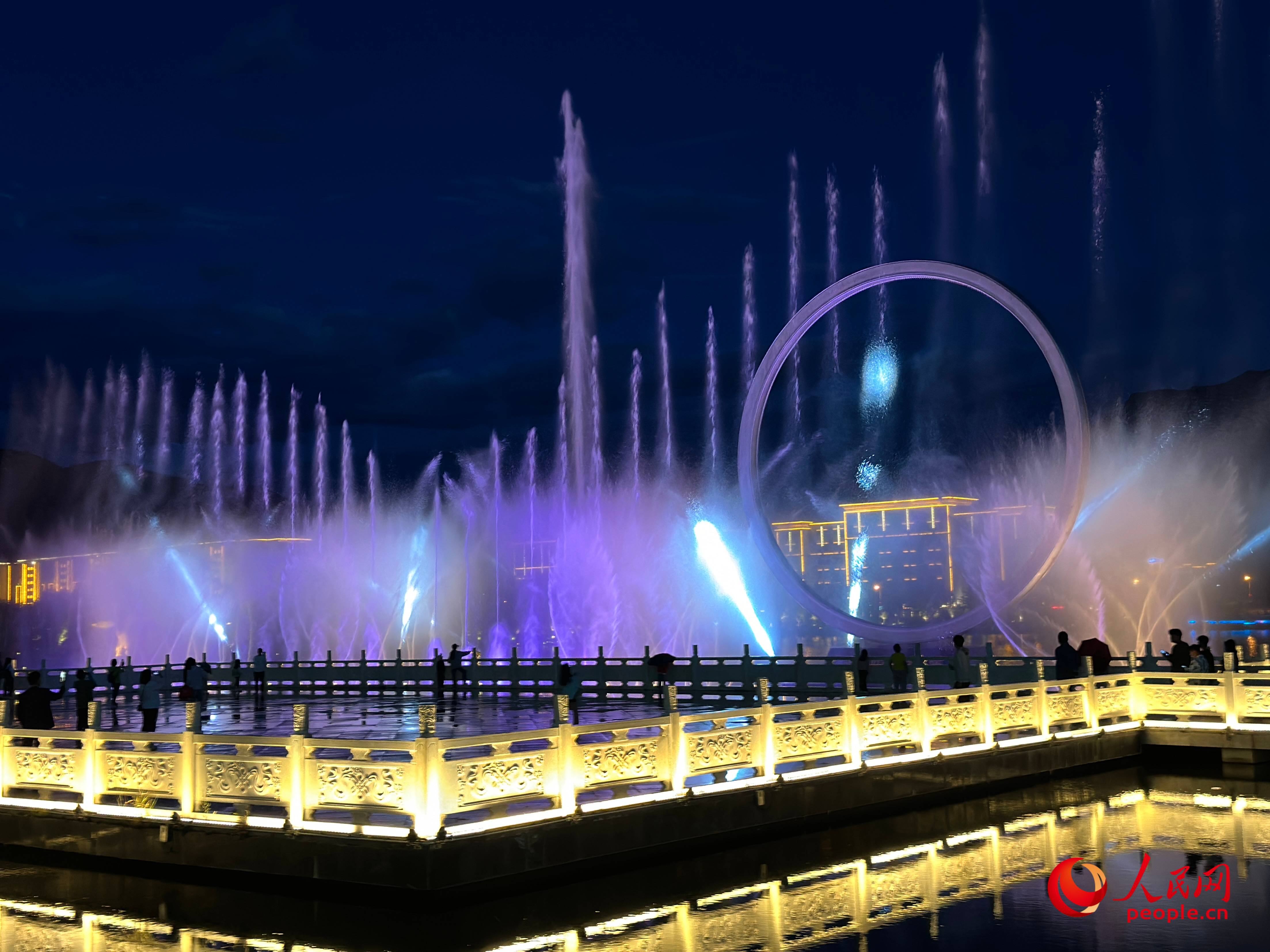 工布公園的音樂水秀噴泉，吸引市民和游客前來拍照打卡。人民網(wǎng) 周靜圓攝