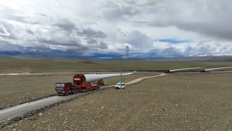 西藏措美哲古風(fēng)電場首批3.6兆瓦風(fēng)電機組運輸。受訪者供圖