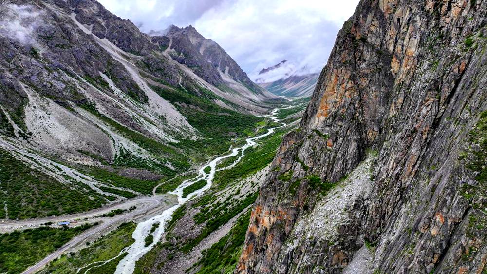 磅礴的河流滋養(yǎng)著山間草木。張澤坤攝