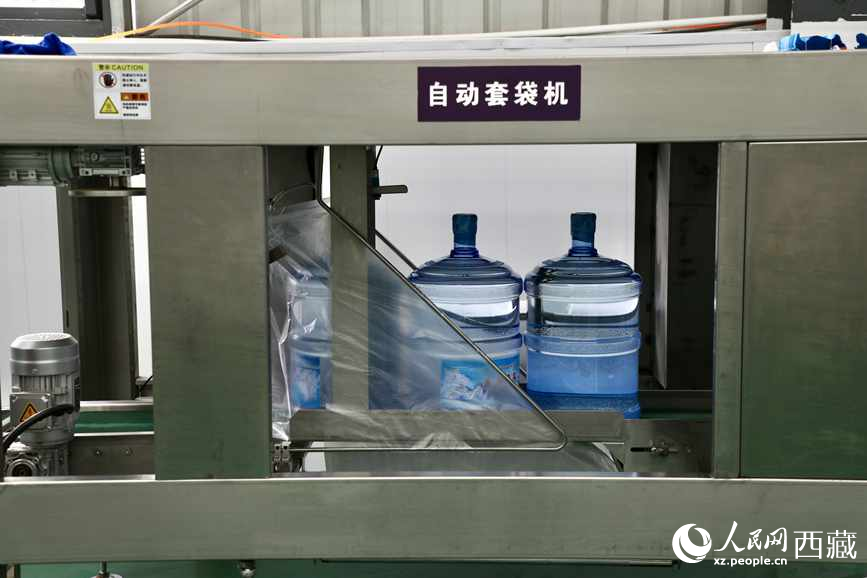 “色達(dá)牙泉”礦泉水（桶裝水）生產(chǎn)加工基地。人民網(wǎng)記者 次仁羅布攝