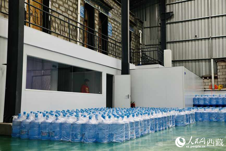 “色達(dá)牙泉”礦泉水（桶裝水）生產(chǎn)加工基地。人民網(wǎng)記者 次仁羅布攝