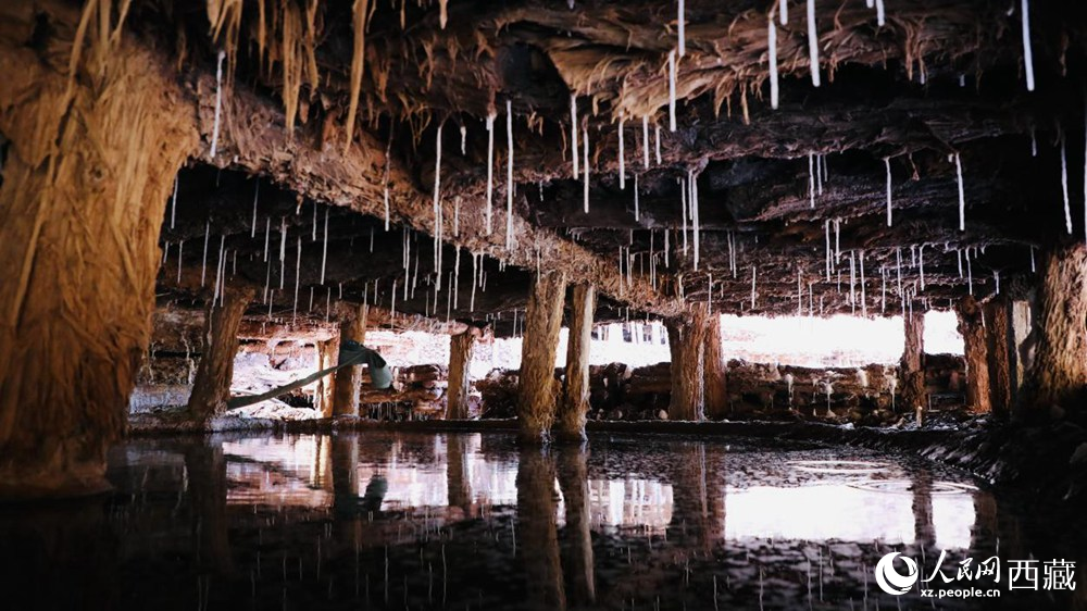 鹽田鹵水滲下的鹽柱。人民網(wǎng)記者 次仁羅布攝