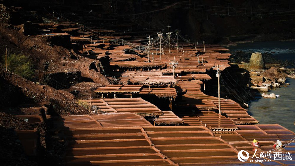 大大小小數(shù)千塊鹽田，形成一道絕美的風景線。人民網(wǎng)記者 次仁羅布攝