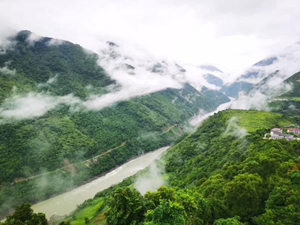 幾代建設(shè)者，歷經(jīng)半個(gè)多世紀(jì)完成！這是一條怎樣的公路？