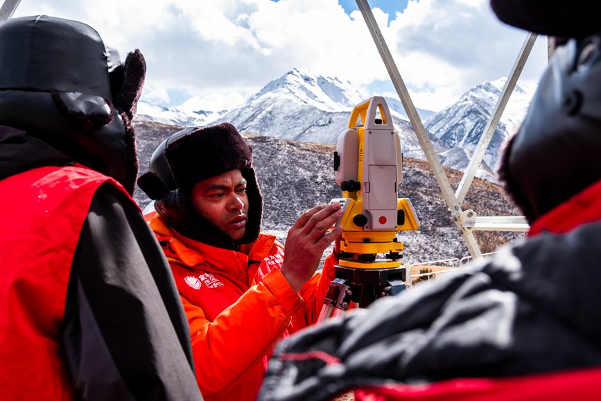 2023年11月30日，西藏自治區(qū)那曲市索縣榮布至丁青縣巴達35千伏線路工程負責人黃小洪（左二）現(xiàn)場開展線路弧測量教學。趙清鵬攝
