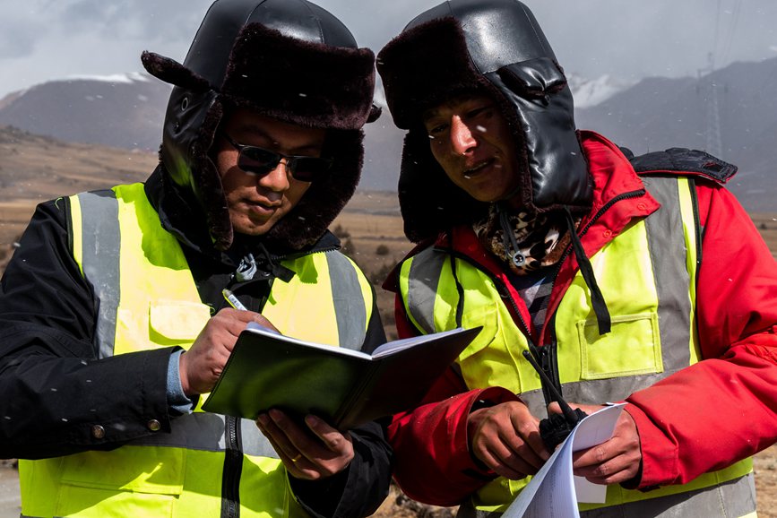 2023年11月30日，西藏自治區(qū)那曲市索縣榮布至丁青縣巴達35千伏線路工程施工現(xiàn)場人員正在開展現(xiàn)場作業(yè)。趙清鵬攝