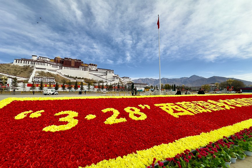 布達(dá)拉宮廣場(chǎng)。