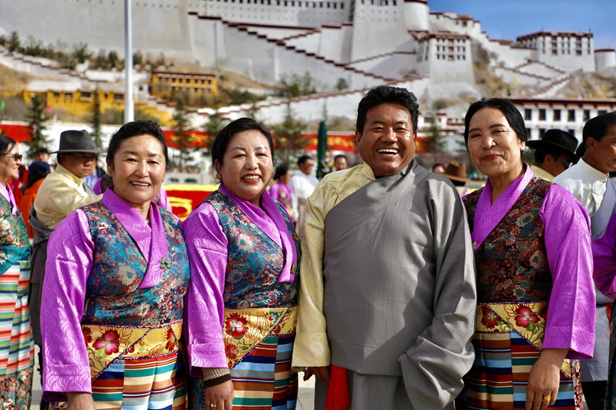 干部群眾身著盛裝在布達(dá)拉宮廣場(chǎng)留影。