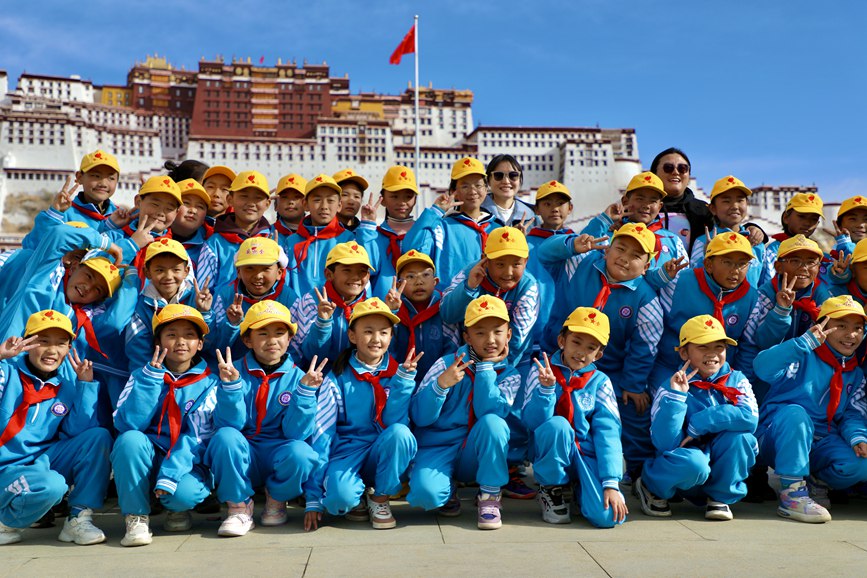 學(xué)生在國(guó)旗下留影。