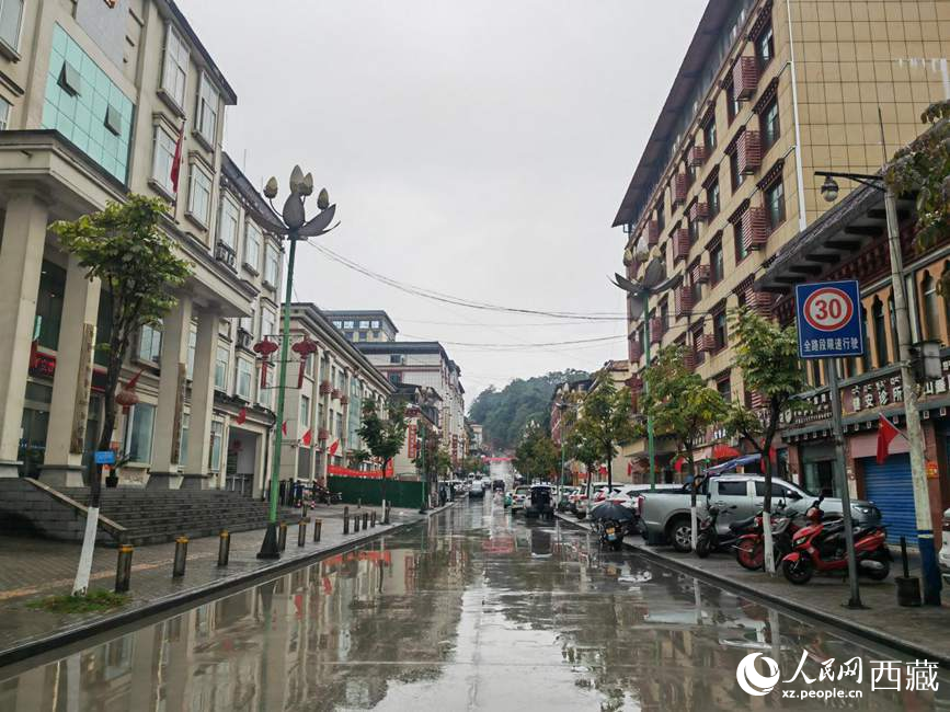 如今的墨脫縣城一應(yīng)俱全。人民網(wǎng) 李海霞攝
