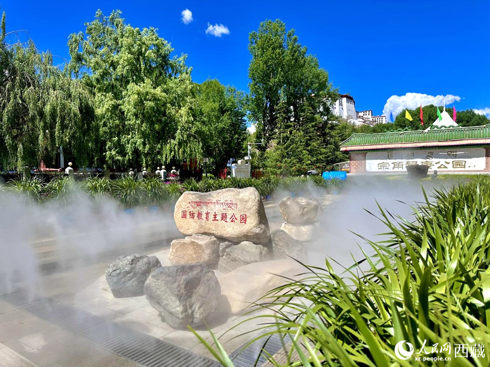 布達拉宮腳下的宗角祿康公園。