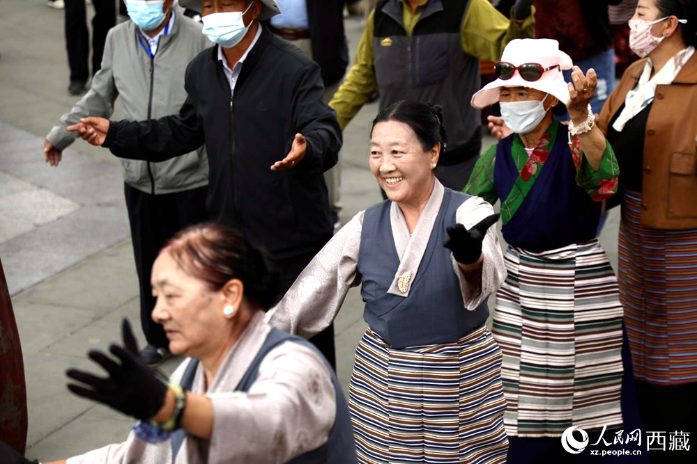 市民在公園內(nèi)跳鍋莊舞。