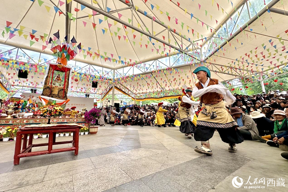 拉薩市宗角祿康公園舉行傳統(tǒng)藏戲劇目展演。