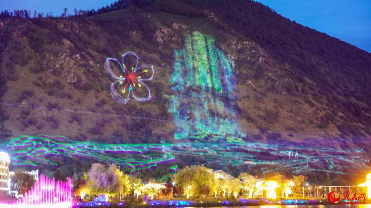 西藏林芝市民族團(tuán)結(jié)廣場(chǎng)燈光秀舞動(dòng)。人民網(wǎng)記者 趙晨攝