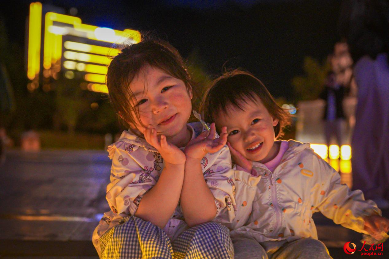 西藏林芝市民族團(tuán)結(jié)廣場(chǎng)上的兒童。人民網(wǎng)記者 趙晨攝