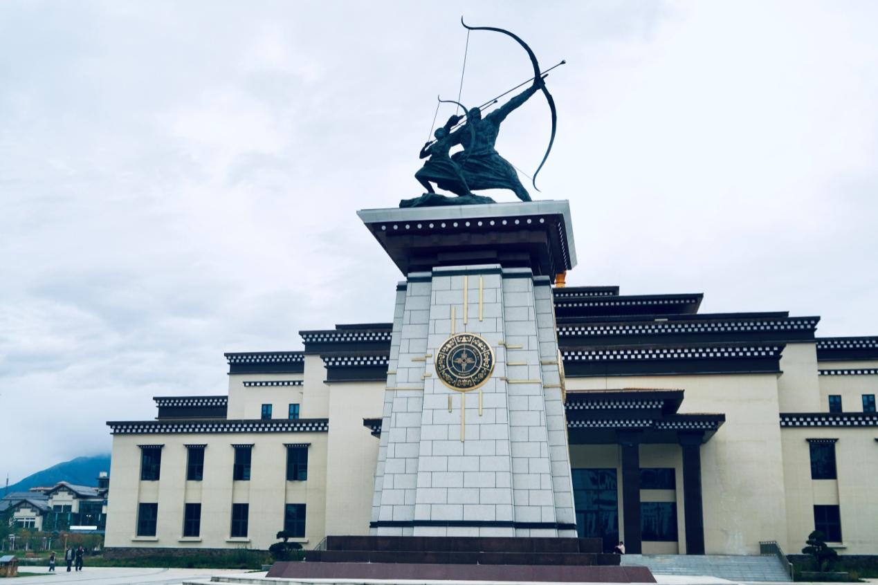 工布公園里的城市地標(biāo)雕塑——畢秀之子。人民網(wǎng)記者 益西康珠攝