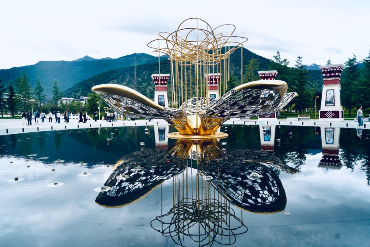 工布公園里的桃花主題雕塑——萬(wàn)樹(shù)桃花。人民網(wǎng)記者 益西康珠攝