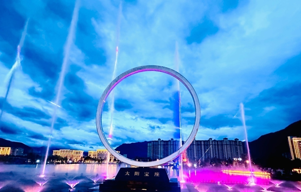 工布公園里的音樂(lè)水秀噴泉。人民網(wǎng)記者 益西康珠攝