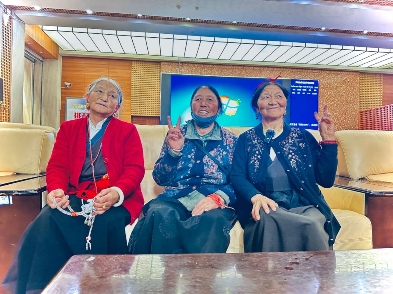 來自四川甘孜的三位阿媽在拉薩火車站等候前往青海西寧的列車。人民網(wǎng)記者 益西康珠攝