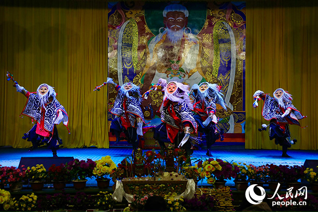 扎西曲登社區(qū)藏戲表演。人民網(wǎng)記者 次仁羅布攝