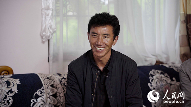 嘎拉村村民達(dá)瓦堅(jiān)參聊起孩子們滿臉自豪。人民網(wǎng)記者 趙晨攝