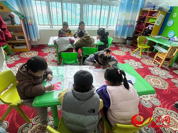 拉多村一所現代化幼兒園小班孩子們正在繪畫。張敏穎 攝