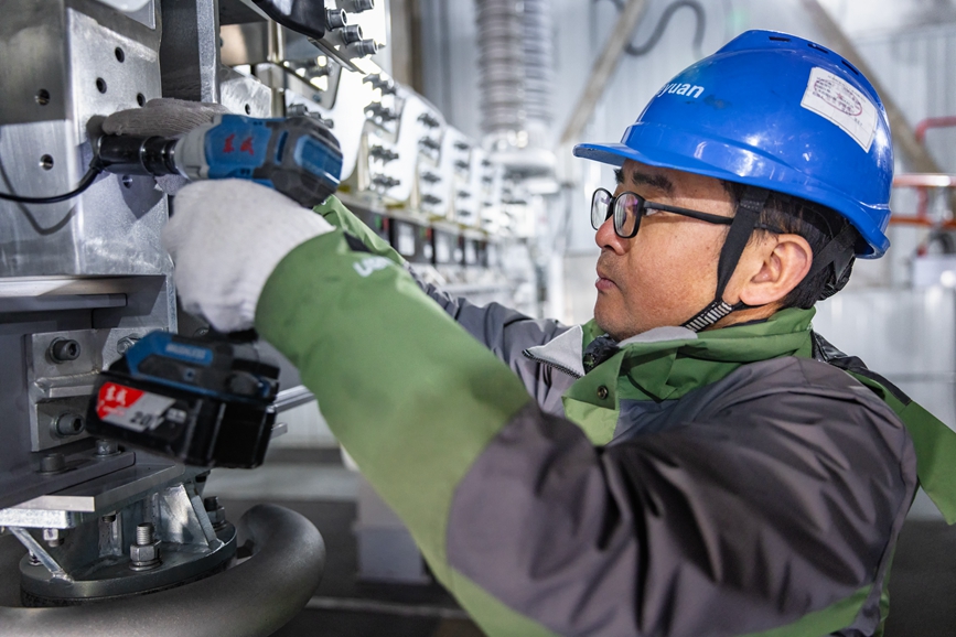 阿里地區(qū)首套電網側帶超容構網型SVG工程現場工作人員正在進行投運前螺栓緊固工作。趙清鵬攝