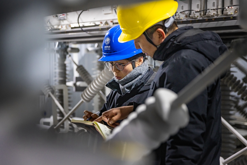 阿里地區(qū)首套電網側帶超容構網型SVG工程現場工作人員正在進行投運前設備位置檢查。趙清鵬攝