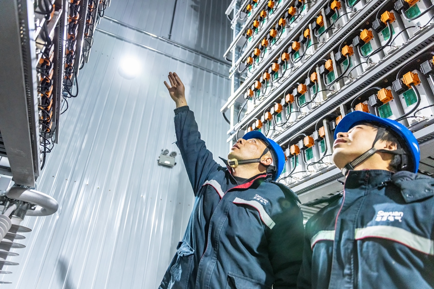 阿里地區(qū)首套電網側帶超容構網型SVG工程現場工作人員正在進行投運前設備狀態(tài)檢查。趙清鵬攝