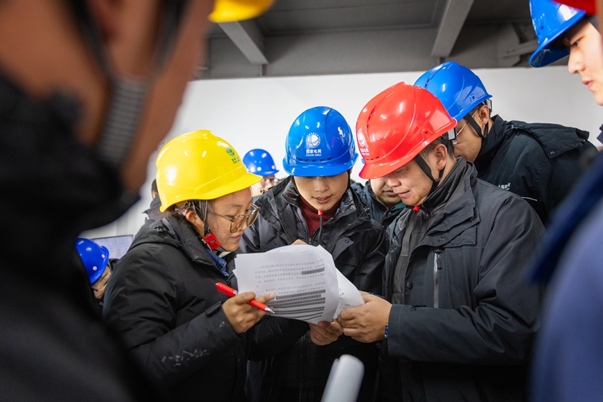 阿里地區(qū)首套電網側帶超容構網型SVG工程現場運維人員正在進行投運操作。趙清鵬攝