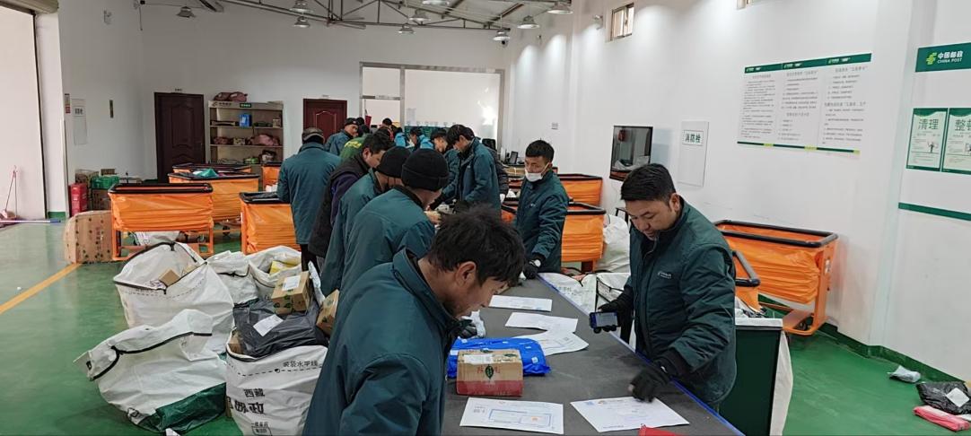 西藏拉薩城東營業(yè)部分揀員正在傳送帶分揀。旦增攝