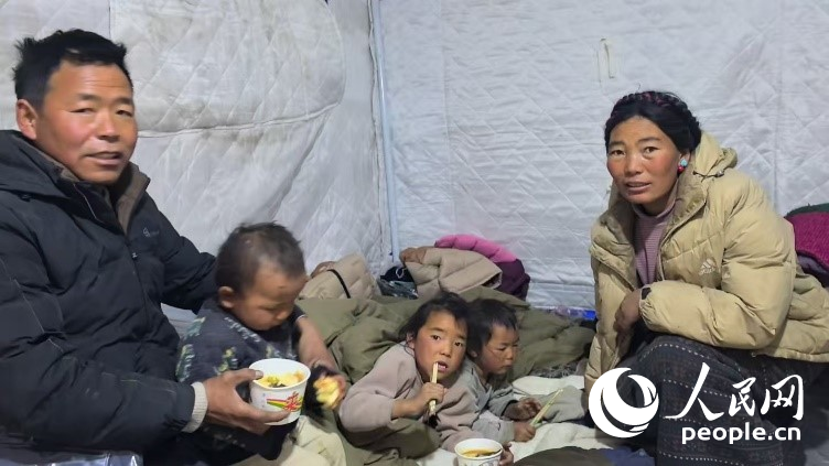 森嘎村村民扎西一家五口。人民網(wǎng)記者 吳雨仁攝