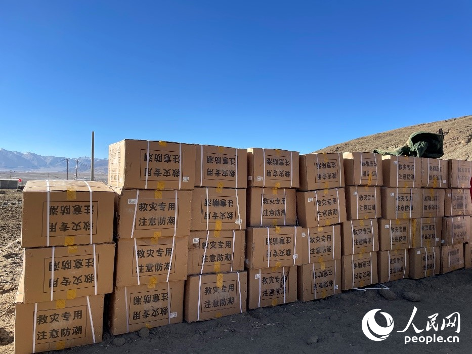 救災(zāi)物資抵達(dá)長(zhǎng)所鄉(xiāng)古榮村。人民網(wǎng)記者 郝潔攝