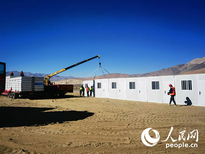 1月9日，在日喀則市定日縣長(zhǎng)所鄉(xiāng)森嘎村安置點(diǎn)，工作人員抓緊搭建移動(dòng)板房，確保受災(zāi)群眾溫暖過冬。人民網(wǎng)記者 吳雨仁攝