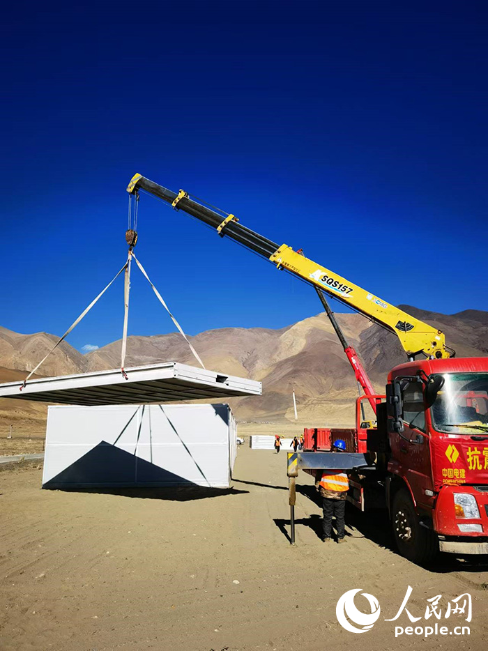 1月9日，日喀則市定日縣長(zhǎng)所鄉(xiāng)森嘎村安置點(diǎn)正在吊裝板房。人民網(wǎng)記者 吳雨仁攝