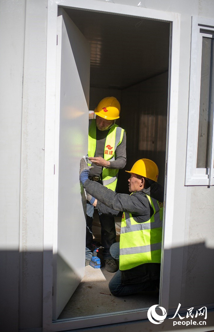 1月9日，在日喀則市定日縣長(zhǎng)所鄉(xiāng)古榮村安置點(diǎn)，施工人員正在抓緊搭建移動(dòng)板房，確保受災(zāi)群眾溫暖過冬。人民網(wǎng)記者 翁奇羽攝