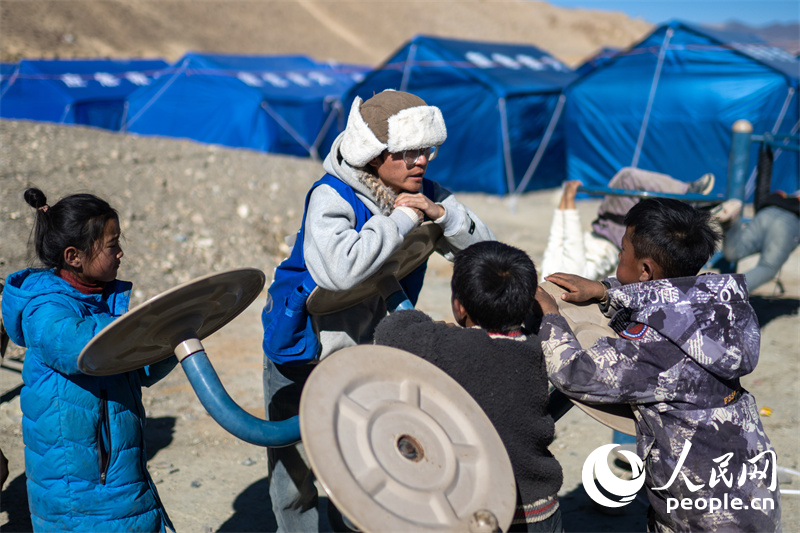 西藏星光社會工作服務(wù)中心社工久米旦增通過聊天談心，對孩子們進(jìn)行災(zāi)后心理疏導(dǎo)。人民網(wǎng)記者 翁奇羽攝