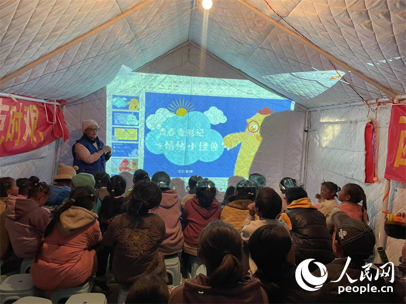 社工次旦拉姆以“青春變形記之情緒小怪獸”為主題給塘仁村孩子們講課。人民網(wǎng)記者 郝潔攝