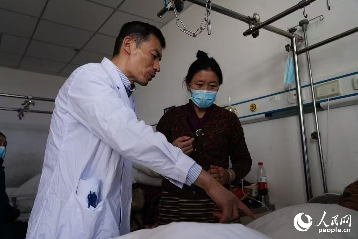 醫(yī)生在巡查。人民日?qǐng)?bào)記者 徐馭堯攝