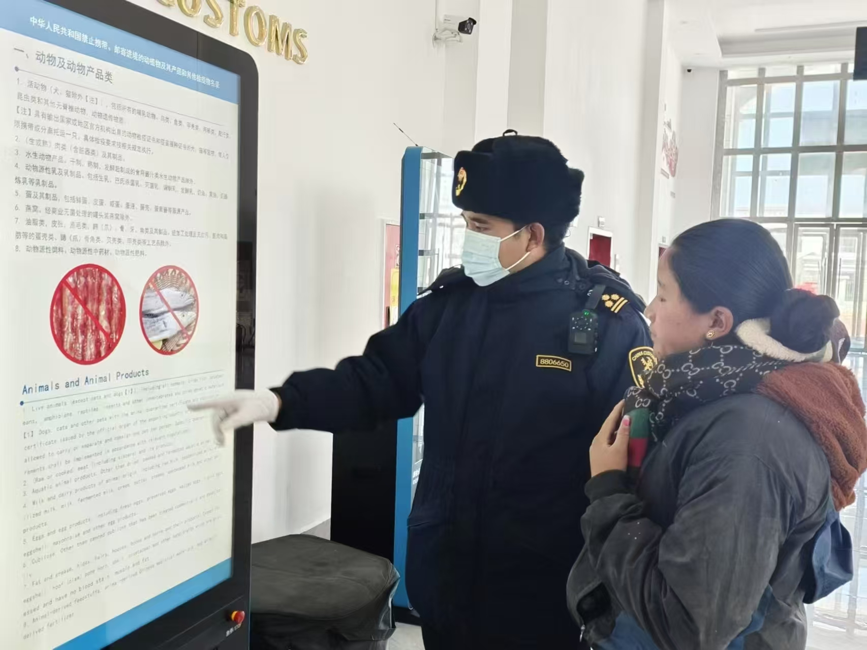 海關(guān)關(guān)員對(duì)入境邊民進(jìn)行禁止攜帶、郵寄進(jìn)境動(dòng)植物及其產(chǎn)品解讀。次旺久美攝