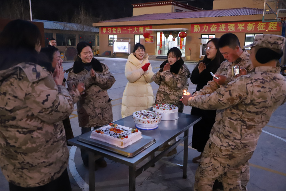 支隊(duì)為來(lái)隊(duì)家屬過(guò)集體生日?；粢綌z