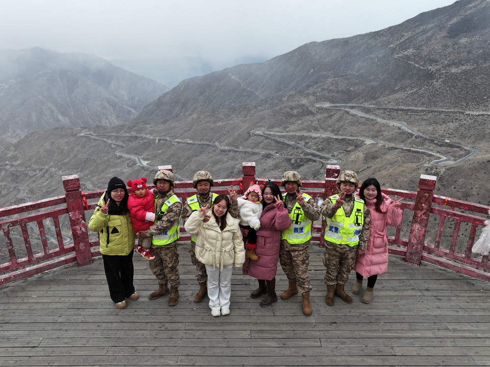 支隊(duì)組織家屬隨隊(duì)養(yǎng)護(hù)體驗(yàn)丈夫工作。何眾攝